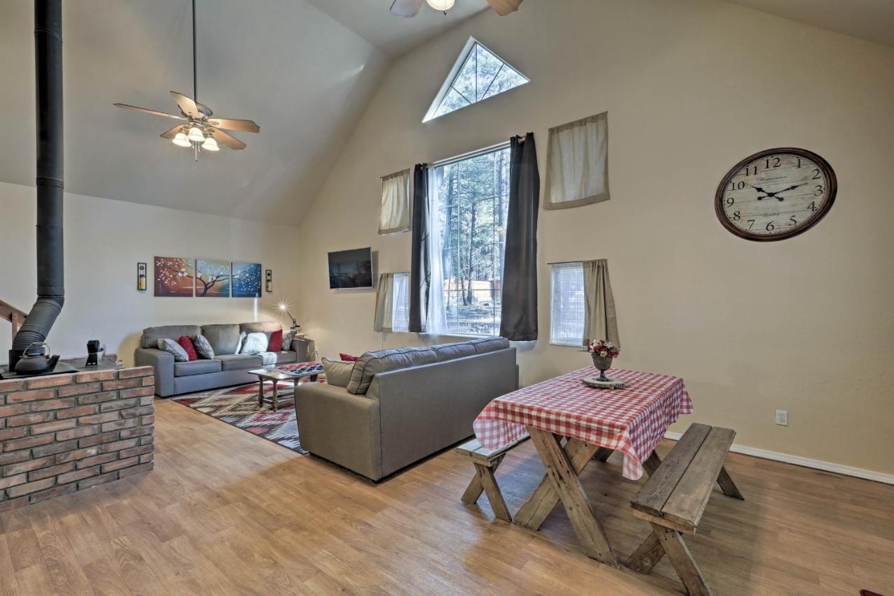 Family-Friendly Forested Home With Snow Play Area! フラッグスタッフ エクステリア 写真