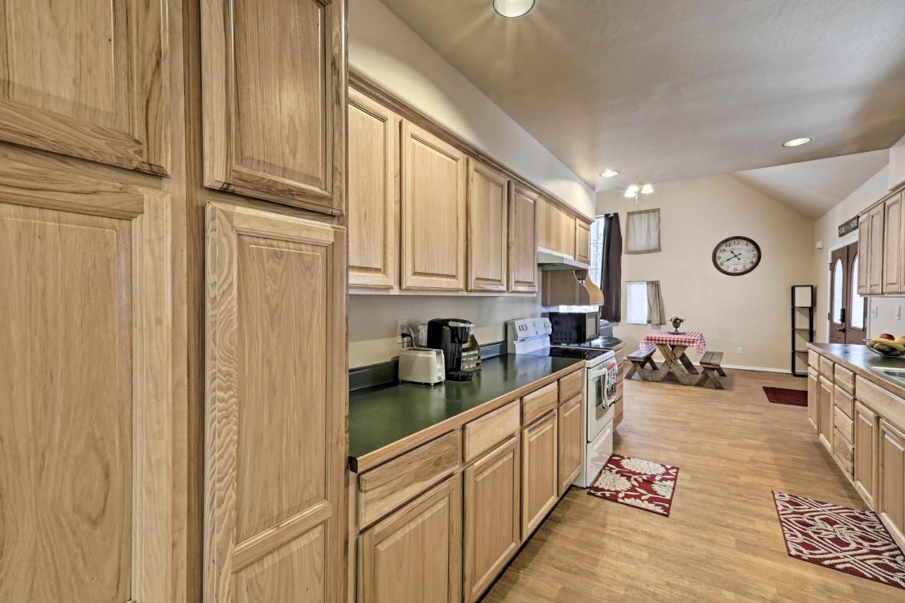 Family-Friendly Forested Home With Snow Play Area! フラッグスタッフ エクステリア 写真
